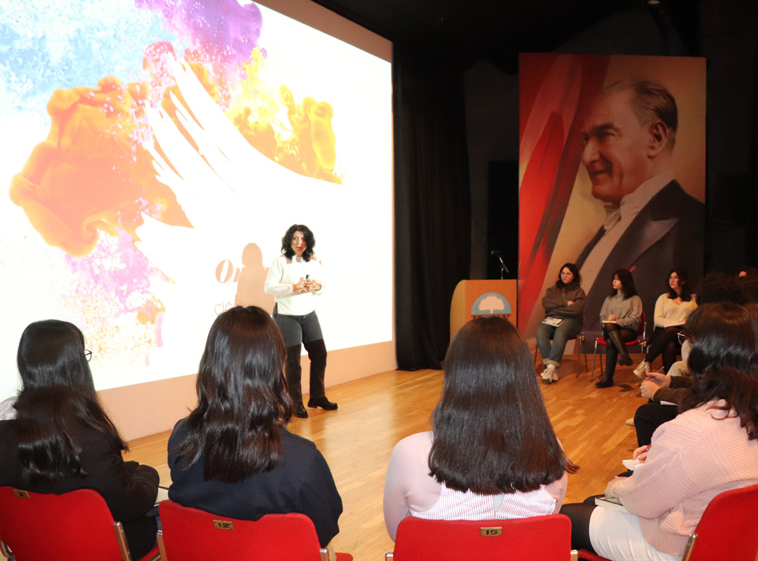 11 DP class students participated in a creative reading workshop with Çı̇ğdem Odabaşı.