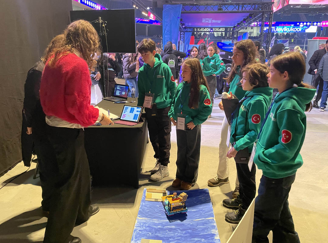 ROBOTEX International'da Ülkemizi ve Okulumuzu Başarıyla Temsil Ettik-05