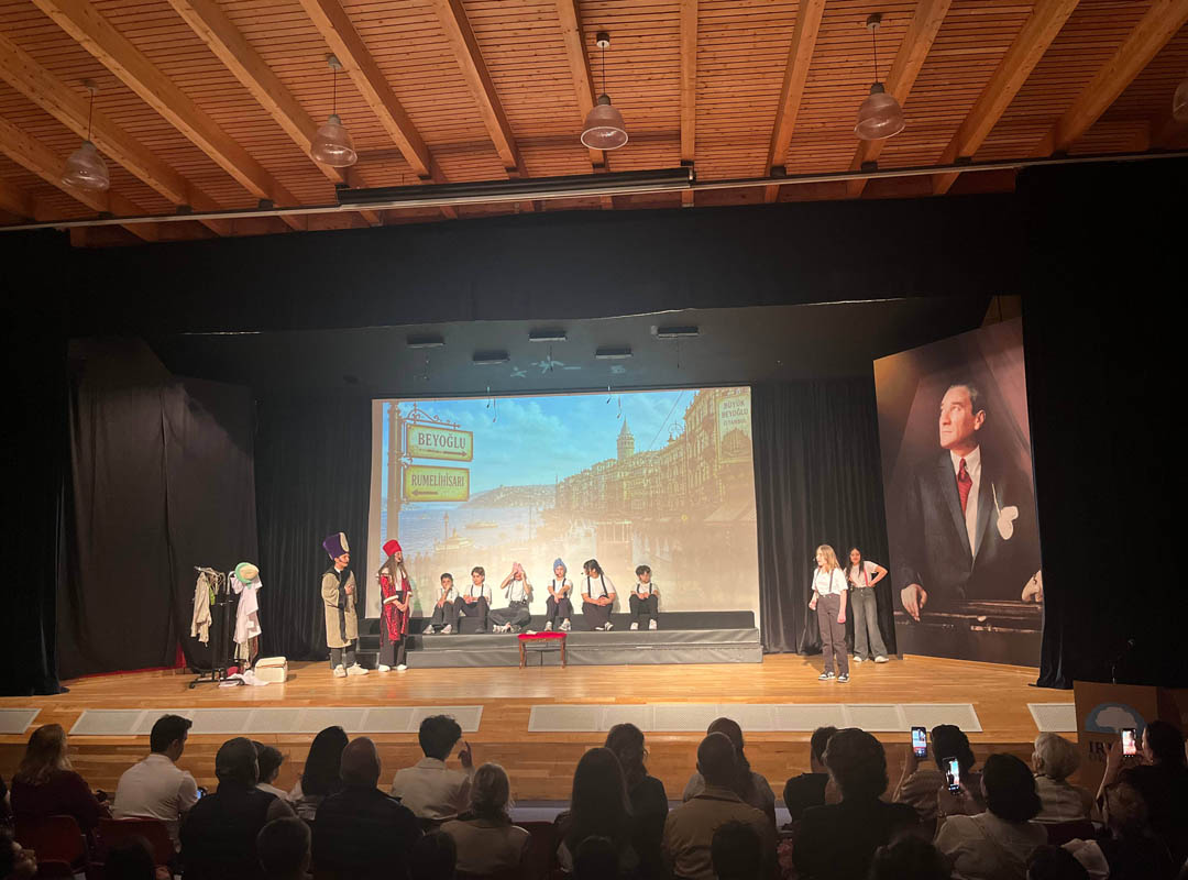 Büyüklere Masallar ile Sahnede Mizah ve Düşünce Bir Arada-05
