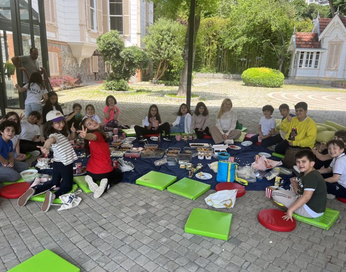 Köşk bahçesinde keyifli bir piknik yaptık