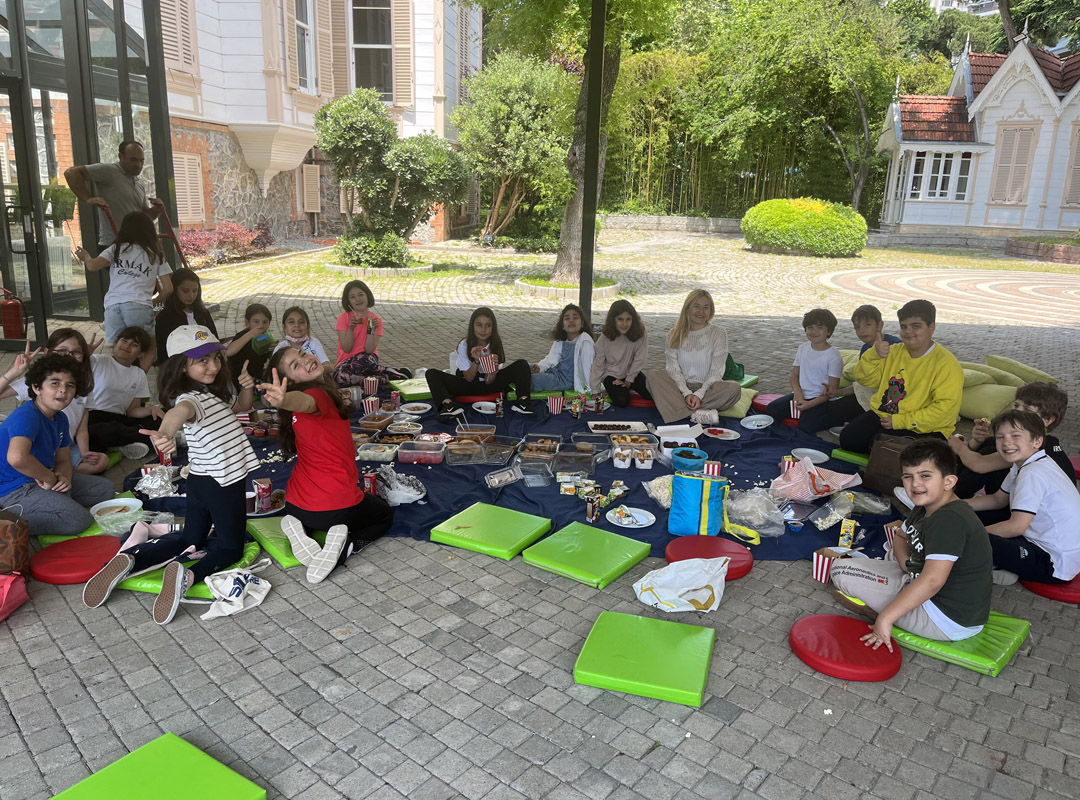 We had a pleasant picnic in the mansion garden