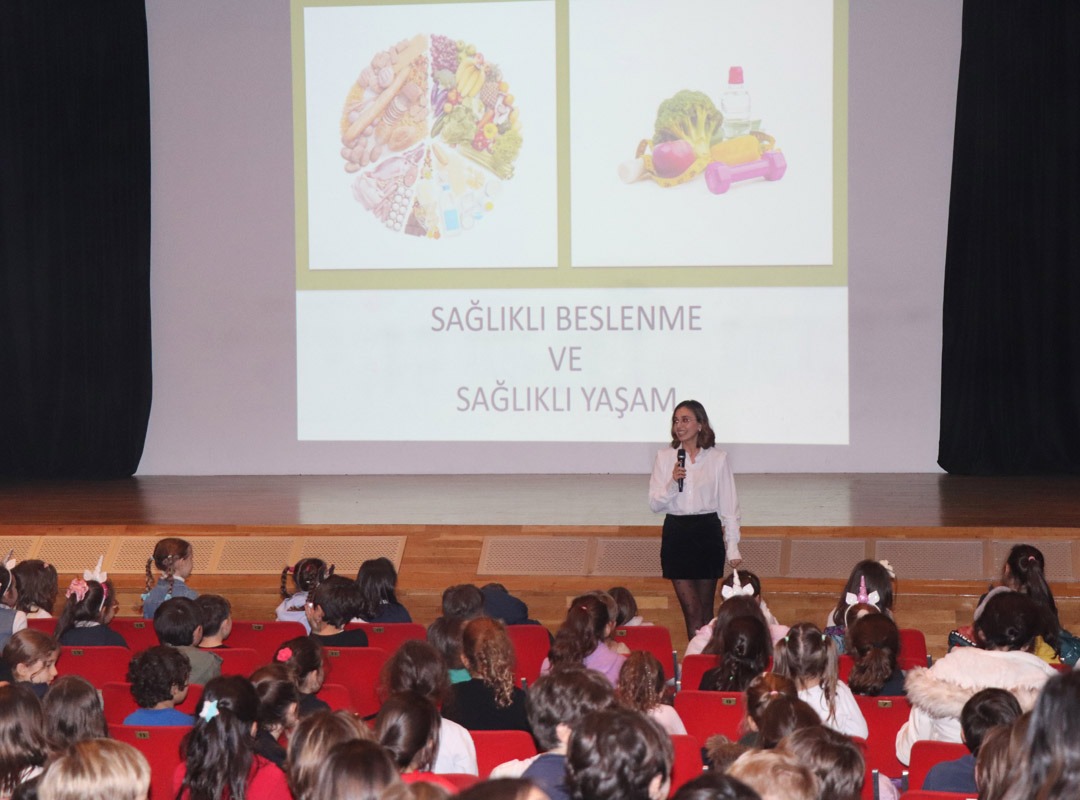 Primary School Students Attended Healthy Nutrition Seminar