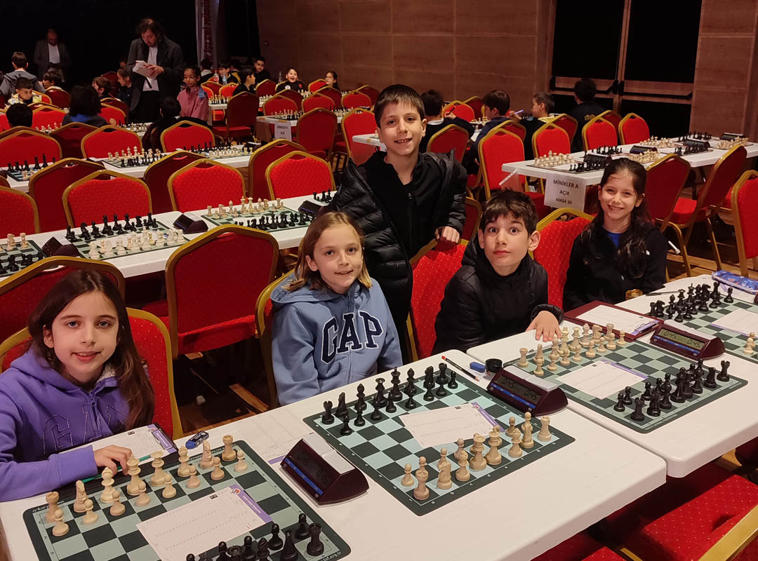 İstanbul Okul Sporları Satranç Turnuvası’nda Öğrencilerimiz Centilmence Mücadele Etti!