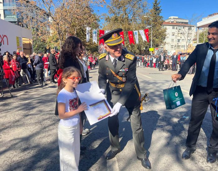 Öğrencimiz Pelin Emine Kara, Kadıköy İlçe Resim Yarışmasında İkinci Oldu