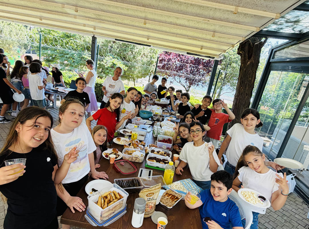 A Joyful Year-End Picnic Celebration