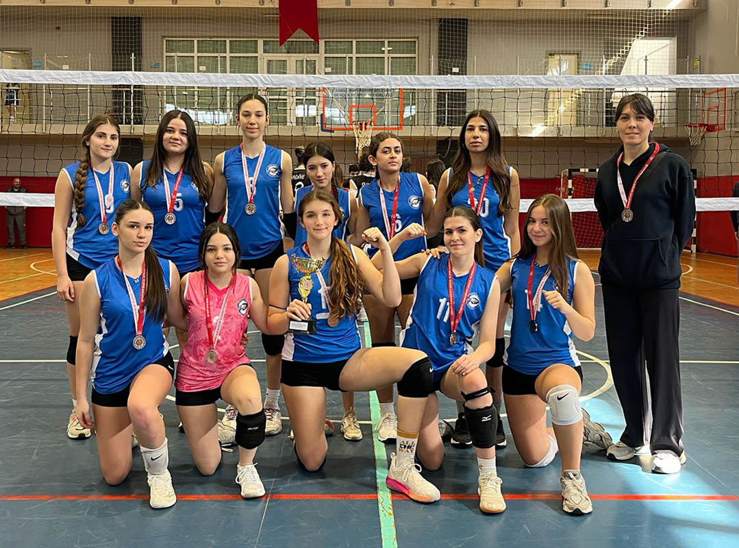 Genç Kızlar Voleybol Takımı Kadıköy İlçesi İkincisi Oldu!